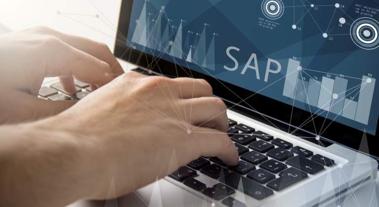 Una persona trabaja en SAP en su porttil