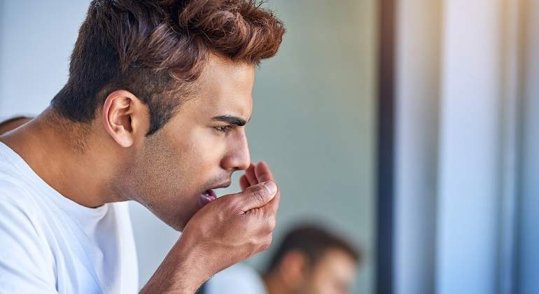 Hombre-comprobando-el-olor-de-su-aliento-iStock.jpg