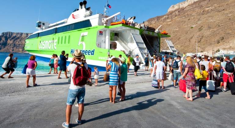 turistas-santorini-grecia-dreams.jpg