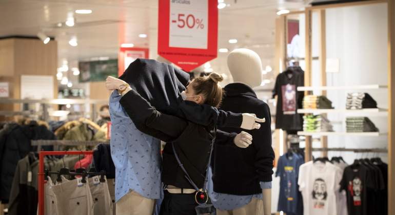 dependienta-maniqui-rebajas-efe.jpg