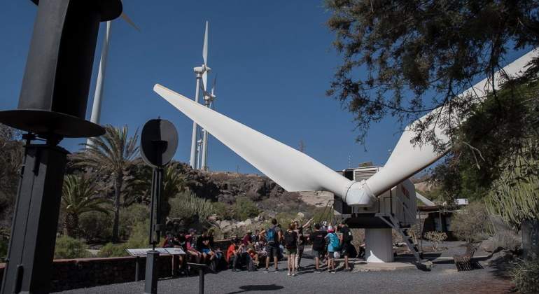 Jvenes examinan las aspas de un aerogenerador