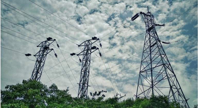torres-electricas-nubes.jpg