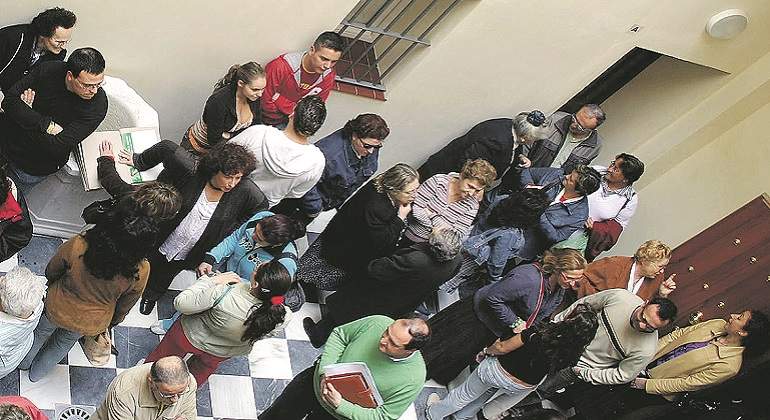 770-x-420-vecinos-a-punto-de-reunirse-en-Junta-de-Propietarios_-Javier-Amigetti.jpg