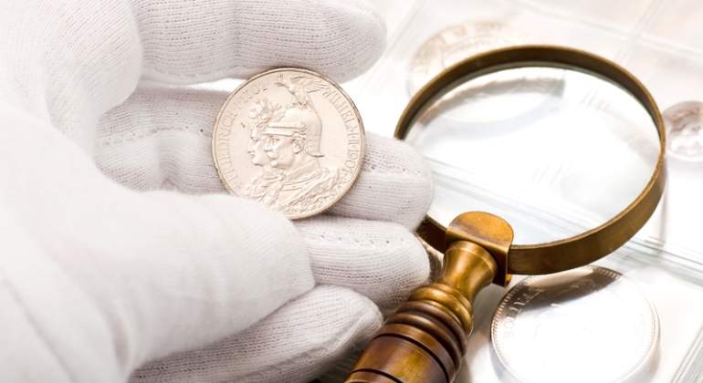 moneda-antigua-lupa-dreamstime.jpg