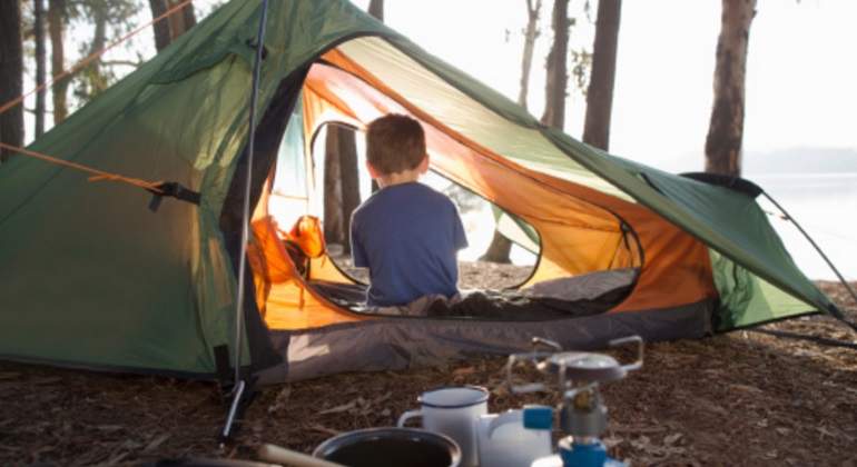 camping-tienda-arbol.jpg