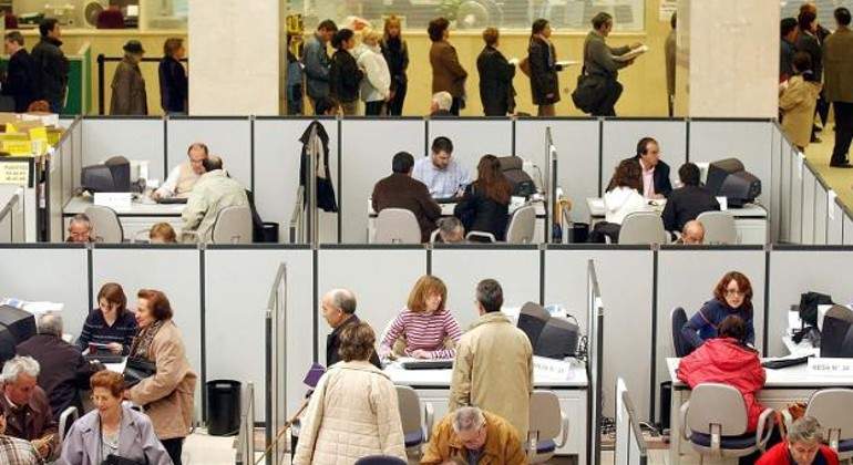 funcionarios-EFE-1.jpg