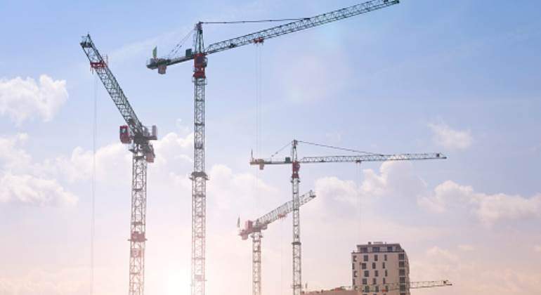 gruas-cielo-getty.jpg