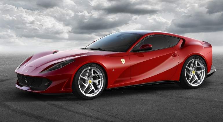 Ferrari-812-Superfast-2017-02.jpg