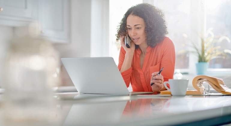 mujer-movil-teletrabajo-istock.jpg