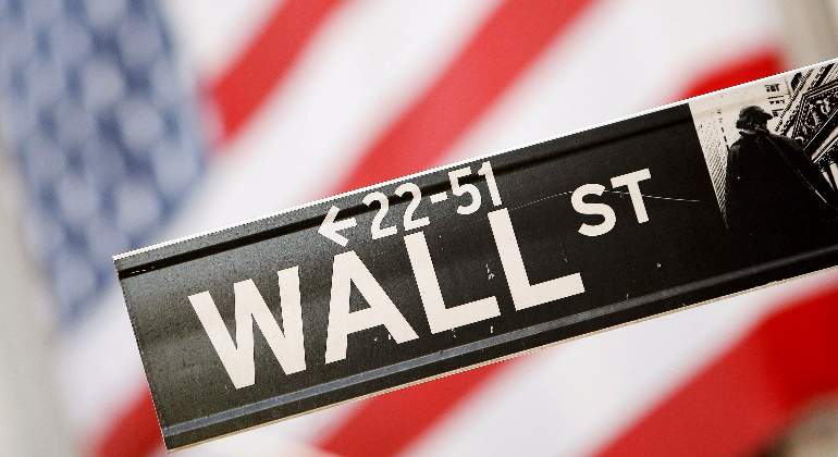 wall-street-cartel-inclinado-bandera-eeuu-fondo-borroso-reuters-770x420.jpg