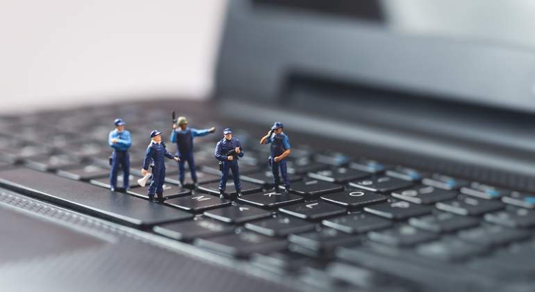policia-ordenador-aplicacion-dreams.jpg