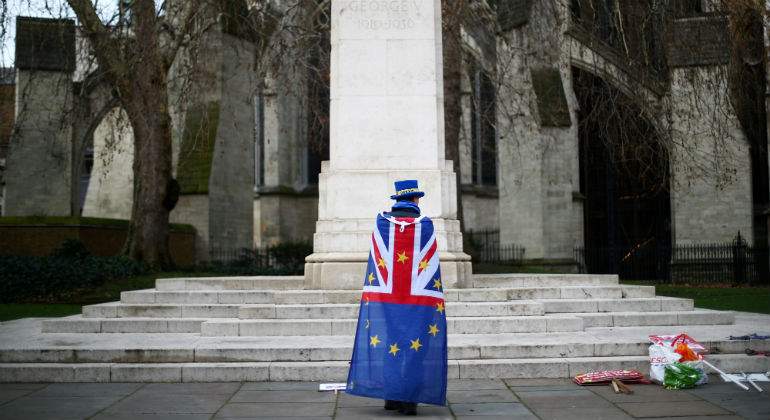 brexit-hombre-bandera-reuters.jpg