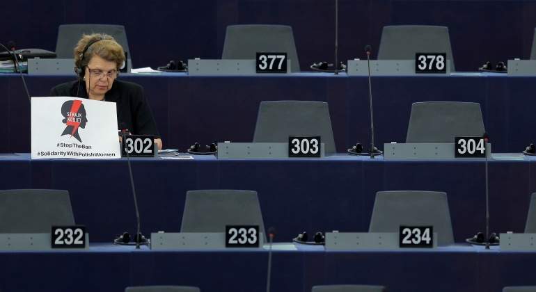 parlamento-europeo-mujer-reuters.jpg