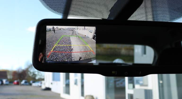 camara-trasera-coche-retrovisor-dreamstime.jpg