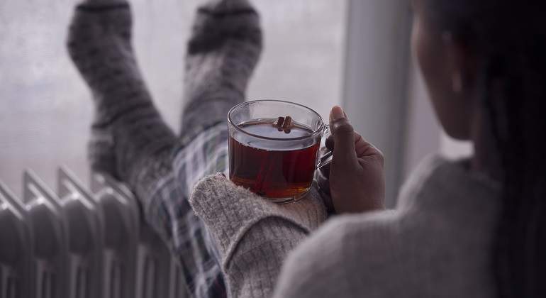 Una-mujer-con-una-taza-un-dia-de-lluvia-iStock.jpg