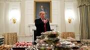 Trump recibe a un equipo de fútbol con hamburguesas de McDonalds y Burger King por el cierre de la Administración