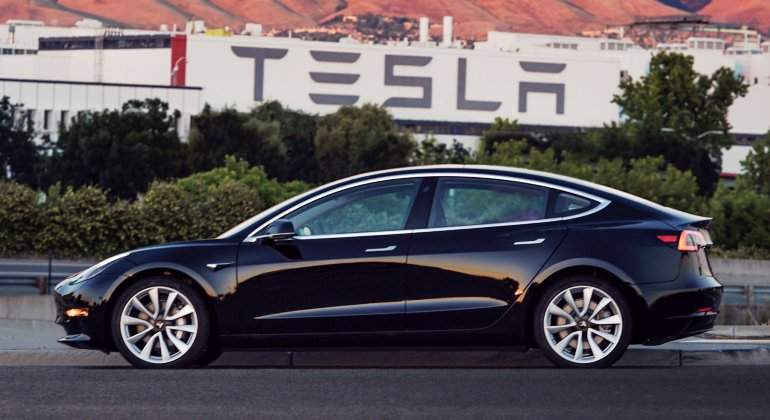 tesla-model-3-primera-unidad-elon-musk-twitter.jpg