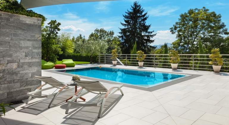 piscina-privada-alquiler-swimmy-dreamstime.jpg