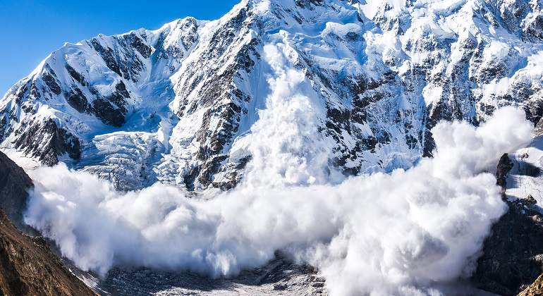 Avalancha-de-nieve-activa-en-una-montana-iStock.jpg