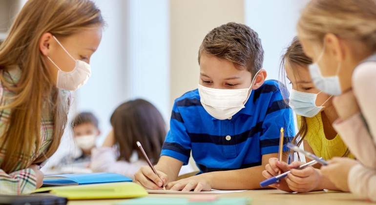 estudiantes-de-primaria-dibujando-en-clase.jpg
