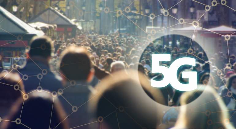 Composicin de personas por la Rambla de Barcelona y un smbolo del 5G