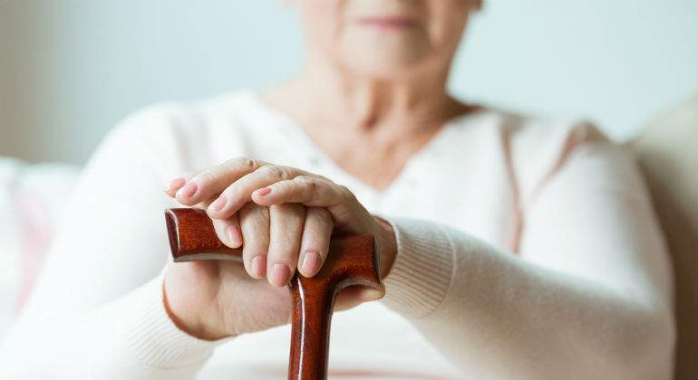 jubilada-baston-istock.jpg