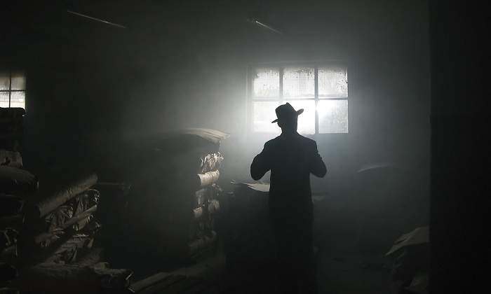 Un-hombre-con-sombrero-en-una-habitacion-oscura-iStock.jpg