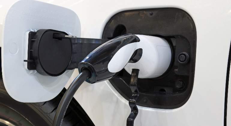 punto-carga-electrico-dreamstime.jpg
