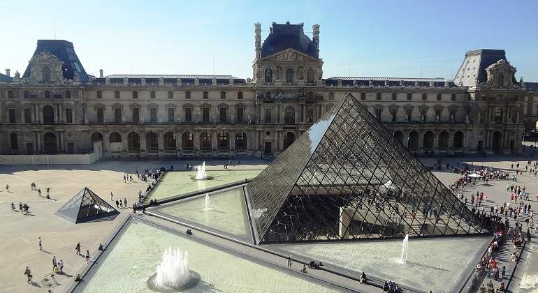piramide-louvre-paris.jpg
