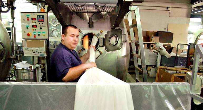 trabajador-fabrica-dogi-industria-770-bloomberg.jpg