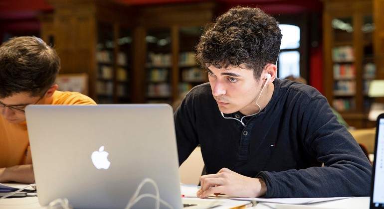alumnos_biblioteca_nebrija-1.jpg