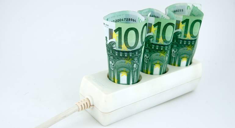 billetes-enchufe-precio-luz-dreamstime.jpg