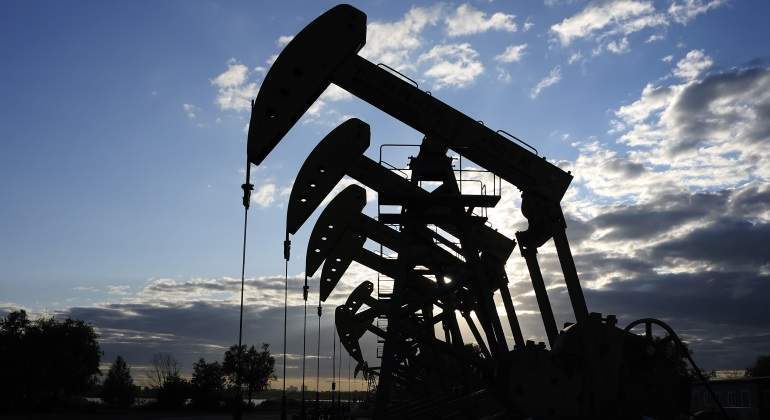 La AIE cree que la oferta mundial de petróleo seguirá excediendo la demanda hasta al menos 2018