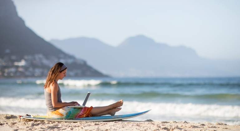 teletrabajo-turismo-playa-istock.jpg