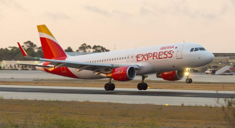 Un avin de Iberia Express aterriza o despega