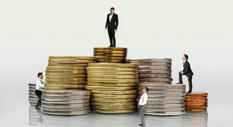 dinero-montones-personas-ricos-getty.jpg