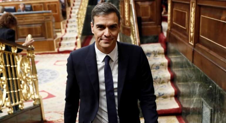 sanchez-congreso-camina-sonrie-efe.jpg