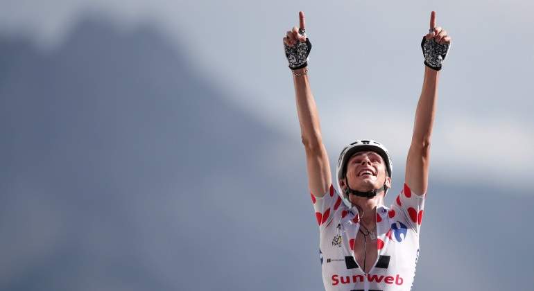 barguil-senala-cielo-reuters.jpg