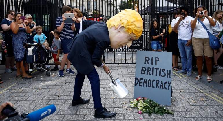 boris-johnson-muerte-democracia-reino-unido-protesta-reuters-770x420.jpg