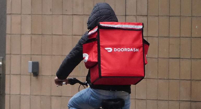 doordash-repartidor-mochila-capucha-rider-reuters-770x420.jpg