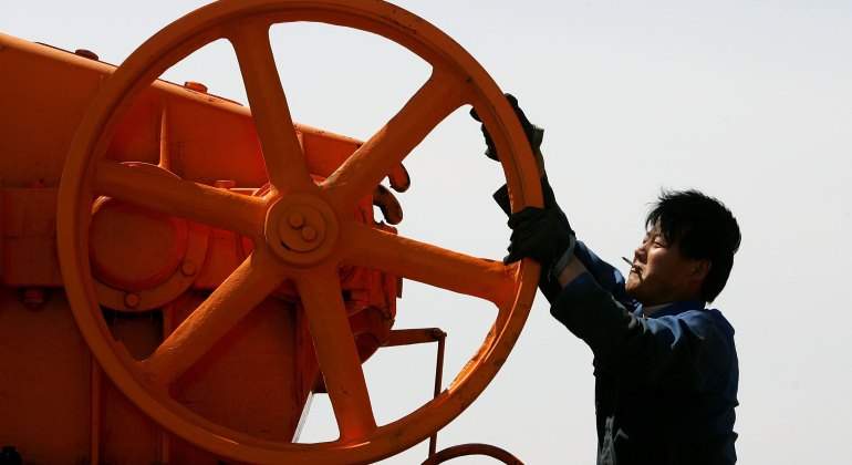 China-petroleo-trabajador.jpg