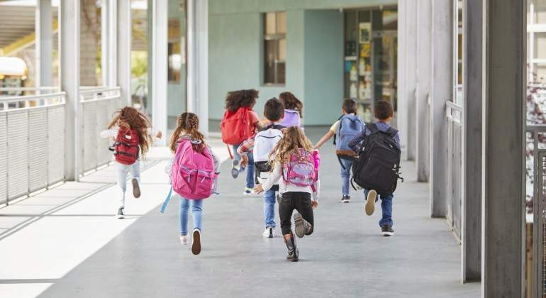 ninos-entran-a-clase-corriendo.jpg