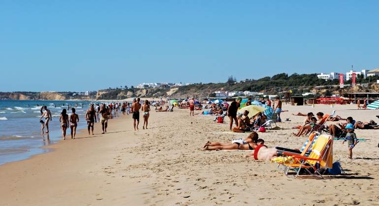 turistas-playa-cadiz.jpg