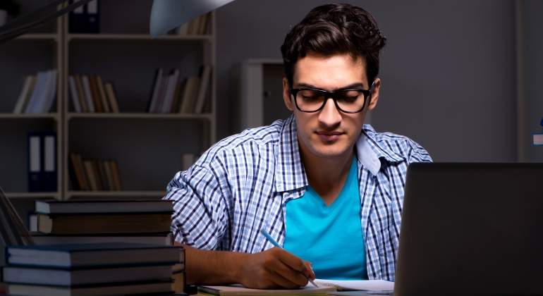 Estudiante con el ordenador