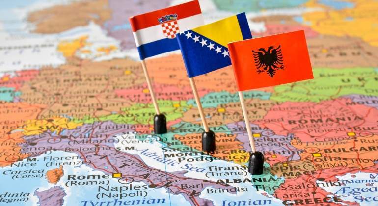 mapa-balcanes-banderas-croacia-bosnia-albania-dreamstime.jpg
