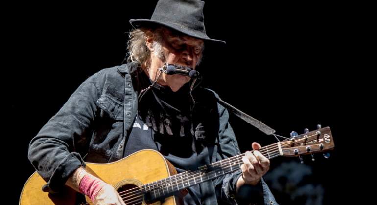 neil-young-alamy.jpg