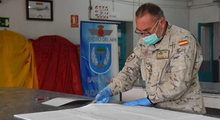 militar-confecciona-mascarilla-efe.jpg
