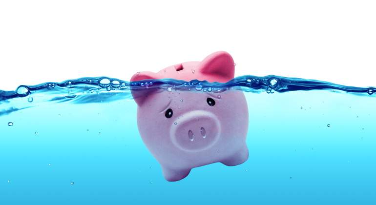 cerdito-hucha-ahoga-agua-dreamstime-770x420.jpg