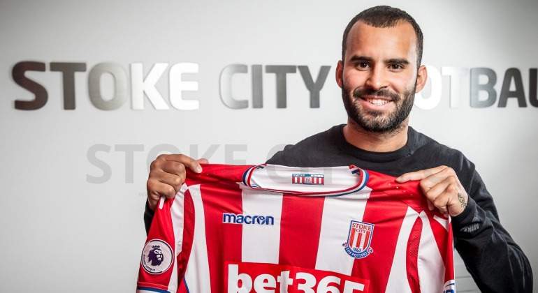 Jese-posa-camiseta-Stoke-2017.jpg