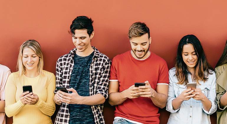 jovenes-movil.jpg
